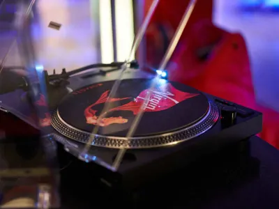 Scarlet Lady - Entertainment